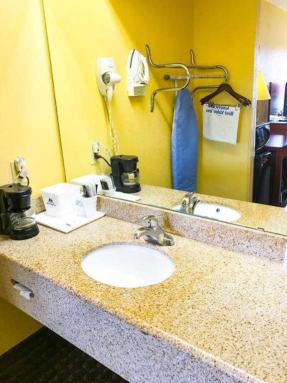 Americas Best Value Inn Yukon Bagian luar foto
