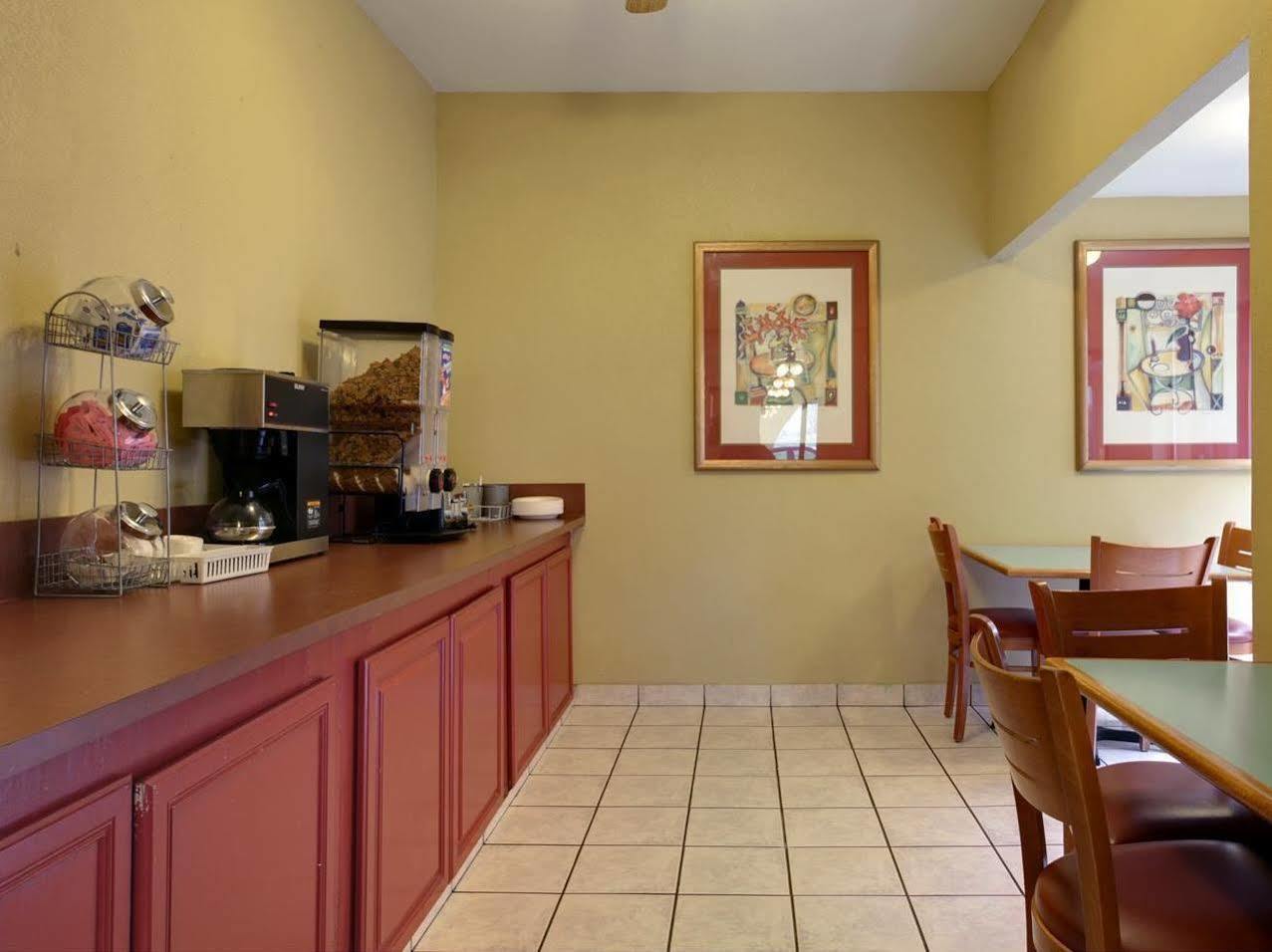 Americas Best Value Inn Yukon Bagian luar foto