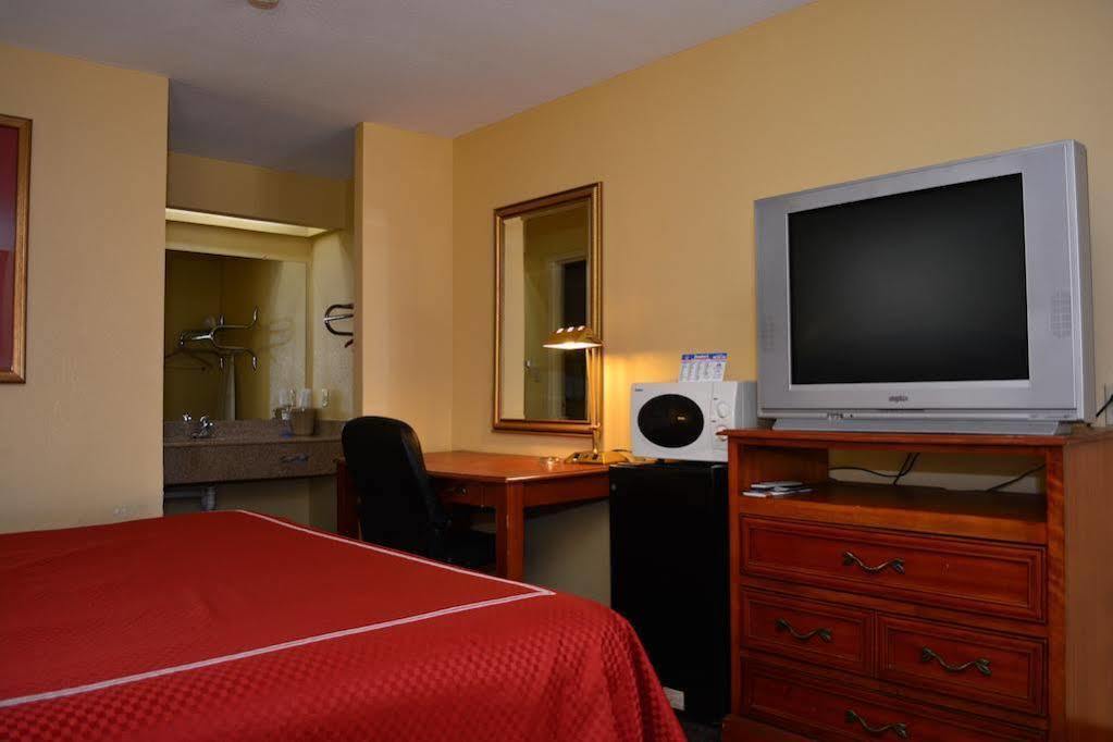 Americas Best Value Inn Yukon Bagian luar foto