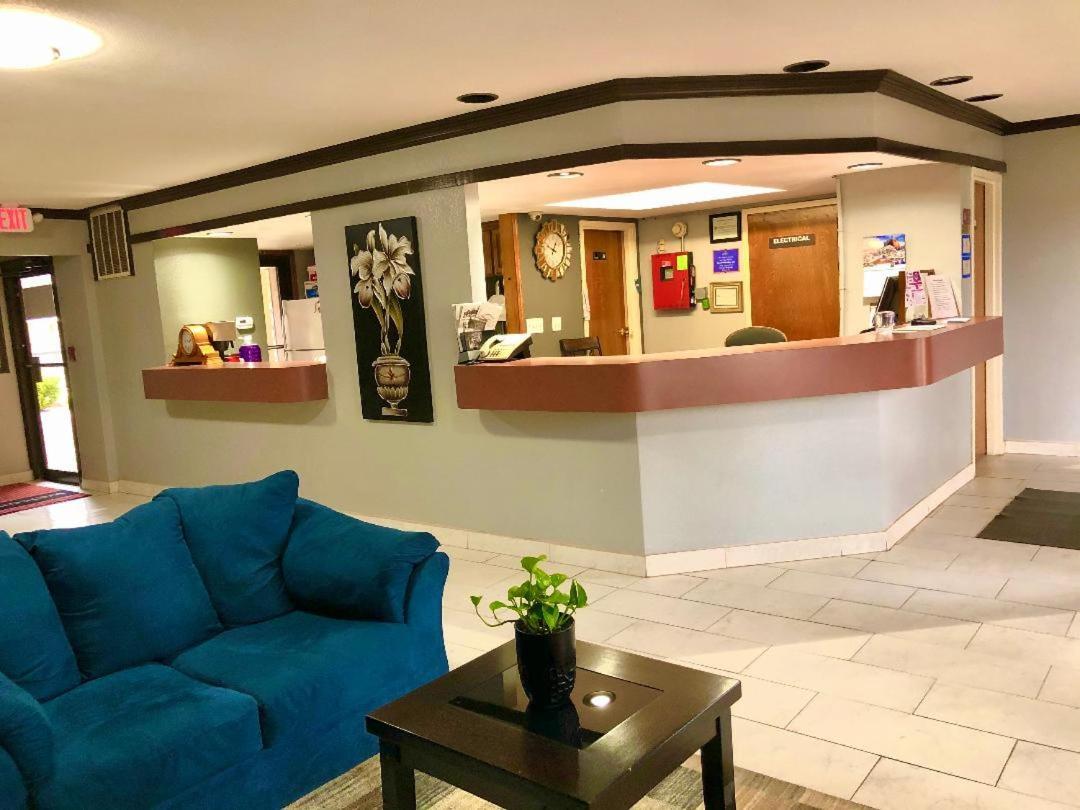Americas Best Value Inn Yukon Bagian luar foto